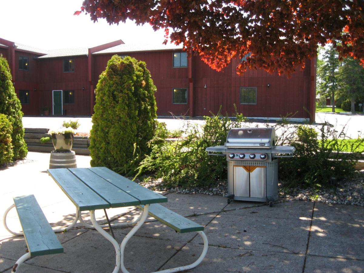 Cedar Hill Lodge Saint Ignace Buitenkant foto