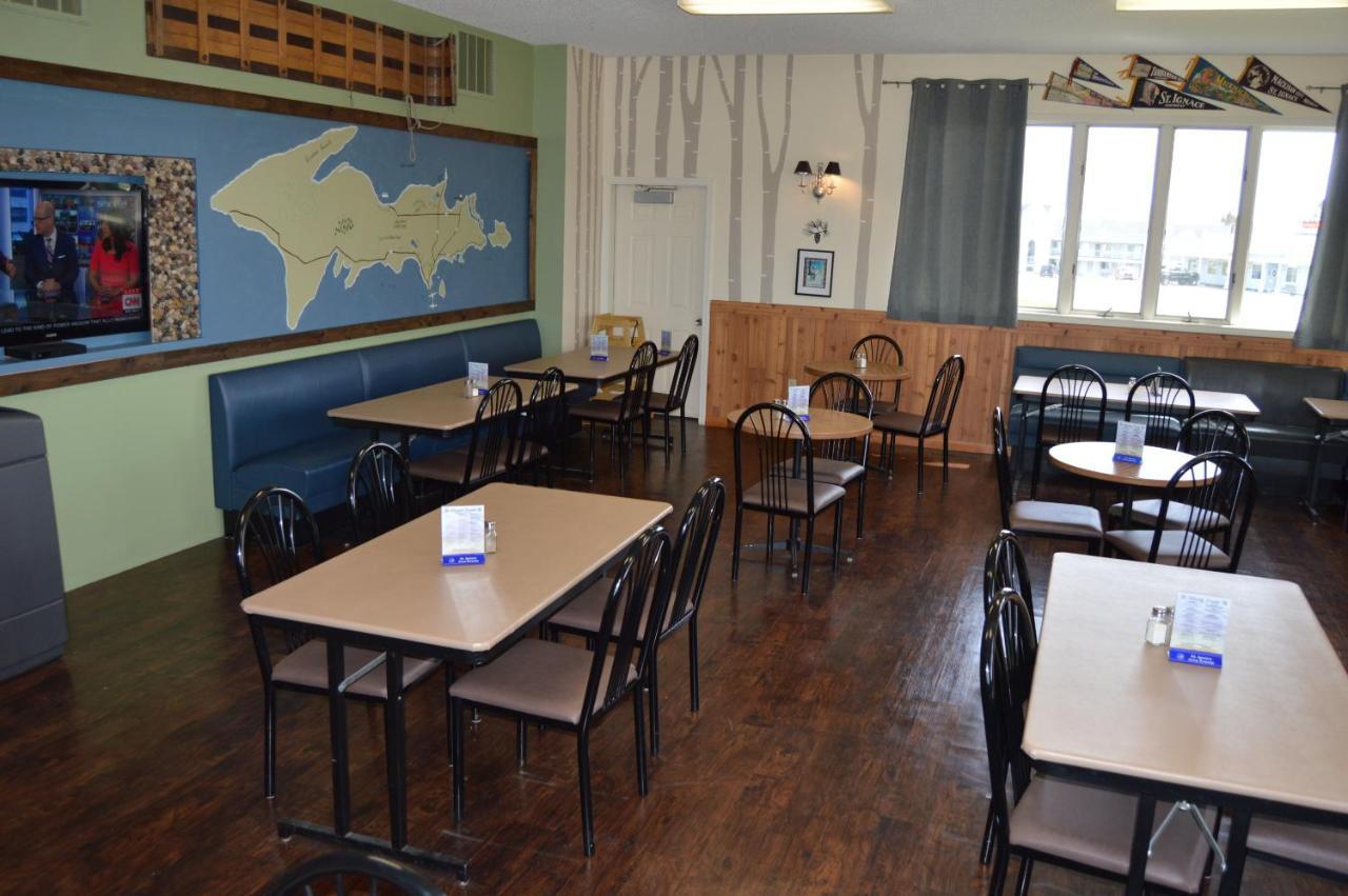 Cedar Hill Lodge Saint Ignace Buitenkant foto