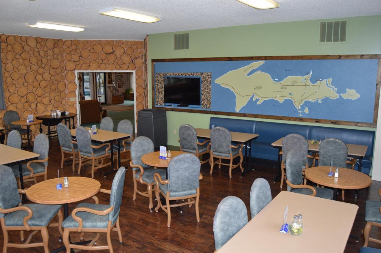 Cedar Hill Lodge Saint Ignace Buitenkant foto