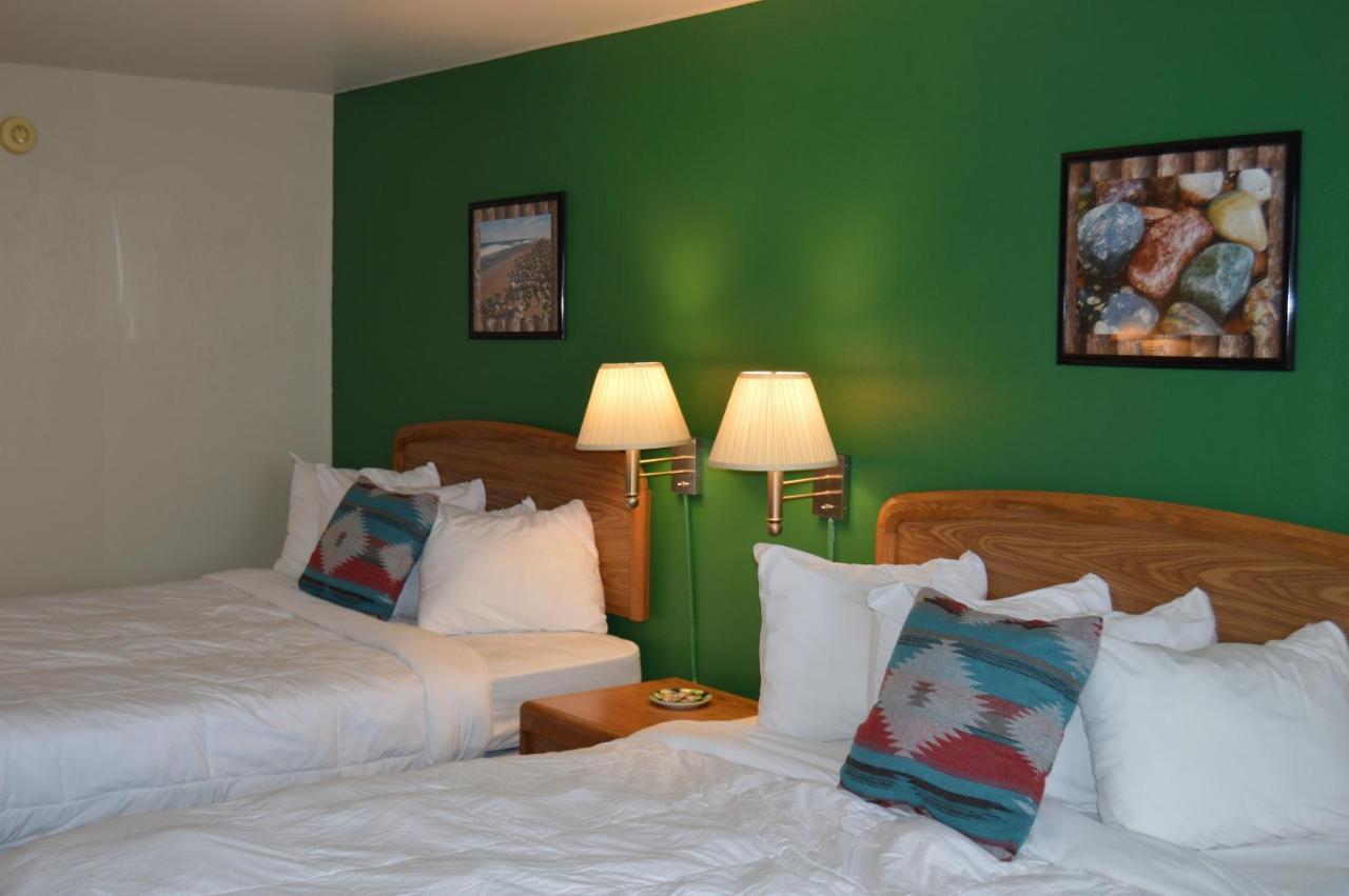 Cedar Hill Lodge Saint Ignace Buitenkant foto