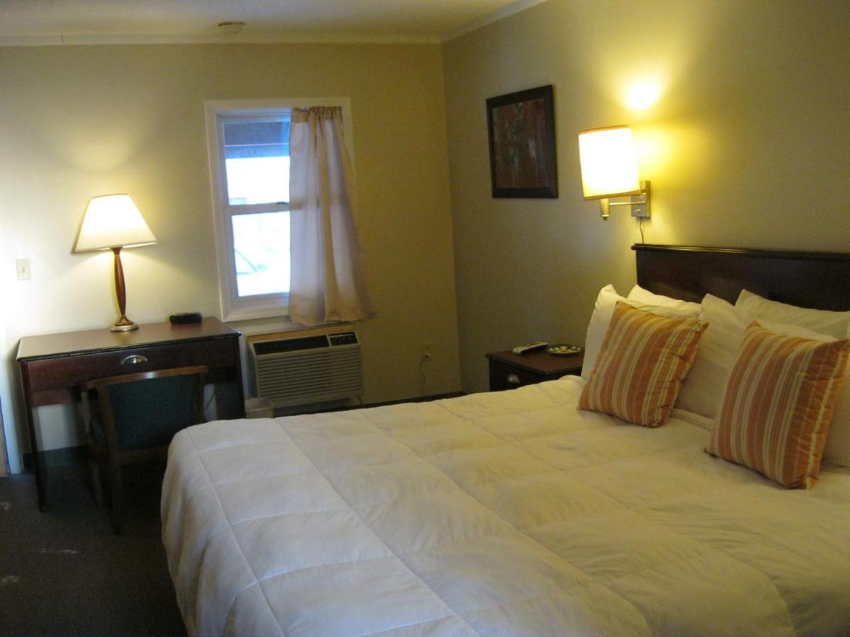 Cedar Hill Lodge Saint Ignace Buitenkant foto