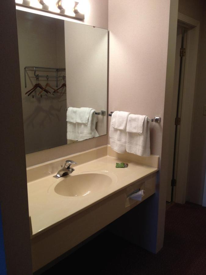 Cedar Hill Lodge Saint Ignace Buitenkant foto
