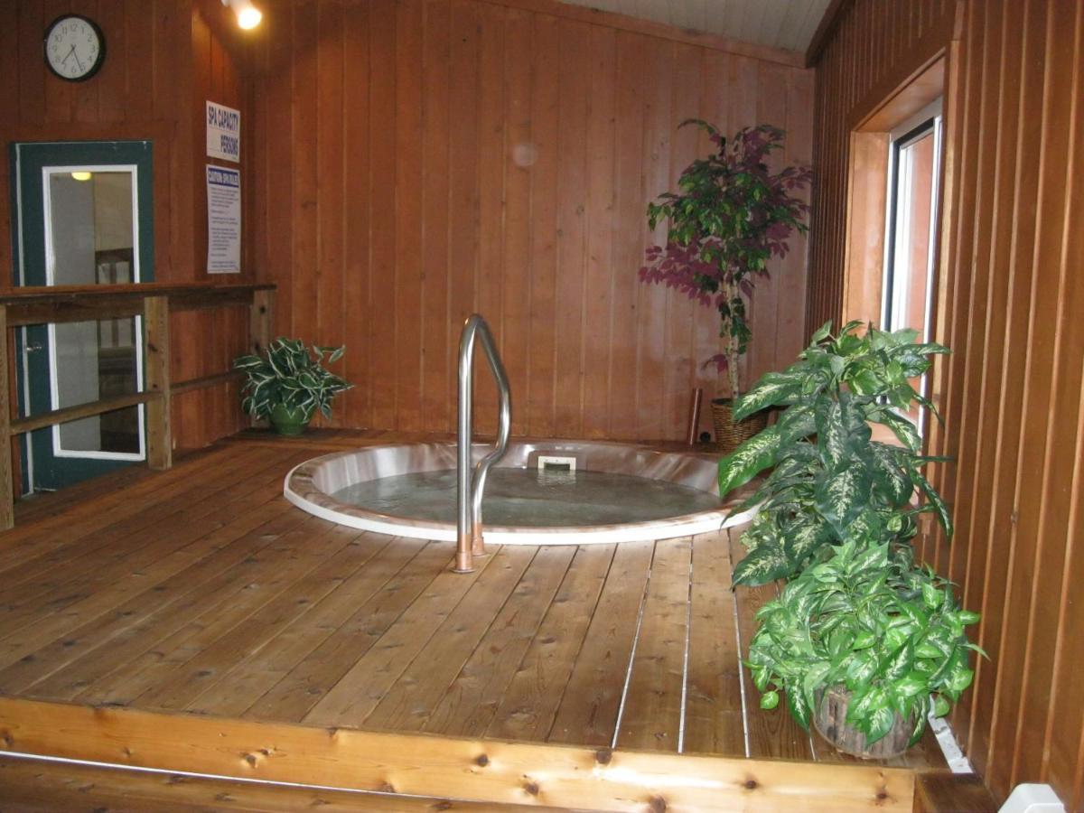 Cedar Hill Lodge Saint Ignace Buitenkant foto