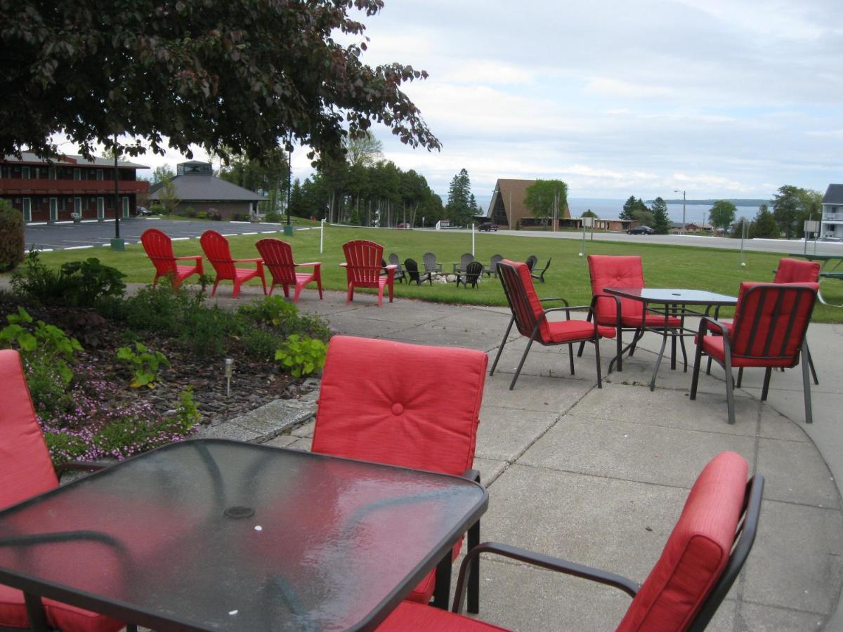 Cedar Hill Lodge Saint Ignace Buitenkant foto