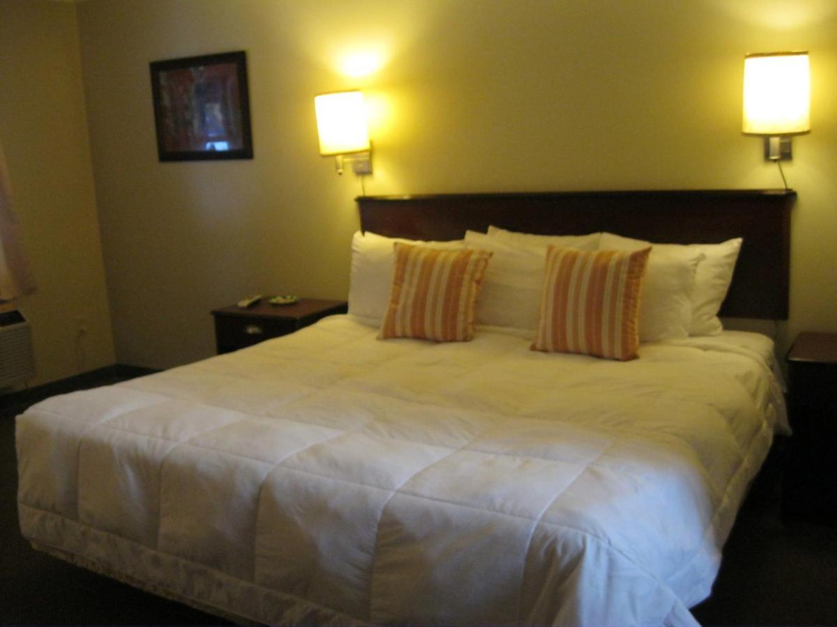 Cedar Hill Lodge Saint Ignace Buitenkant foto