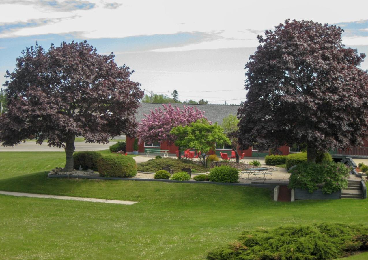 Cedar Hill Lodge Saint Ignace Buitenkant foto