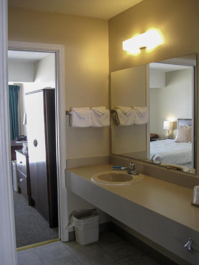 Cedar Hill Lodge Saint Ignace Buitenkant foto