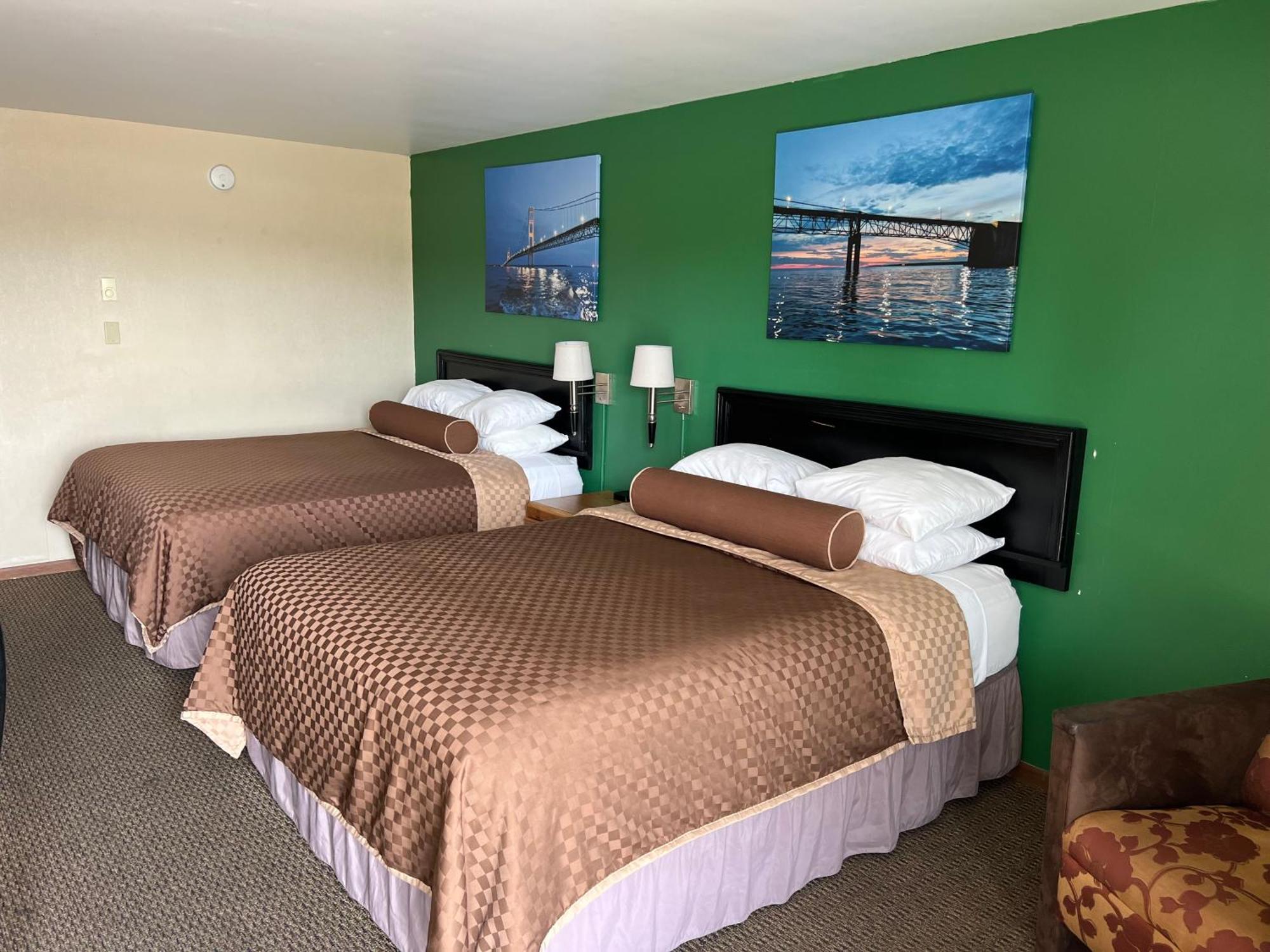 Cedar Hill Lodge Saint Ignace Buitenkant foto
